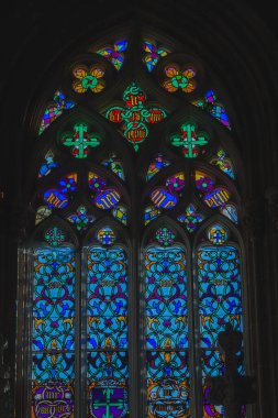Eski bir Portekiz manastırında kralların mezarları ile sınırda vitray pencereler.