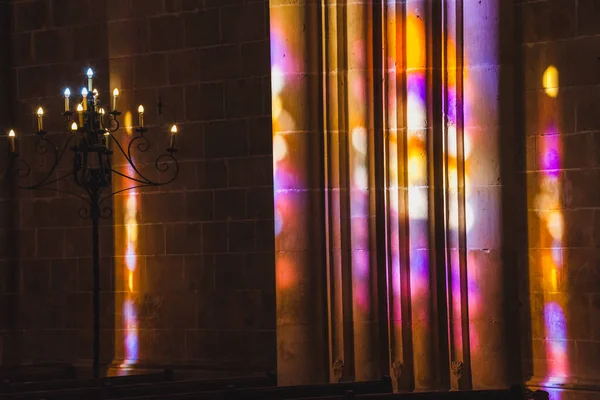 Eski bir Portekiz manastırının salonundaki Chaneliar.