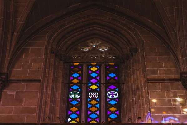 Eski bir Portekiz manastırının koridorundaki vitraylı pencerelerin ışıkları