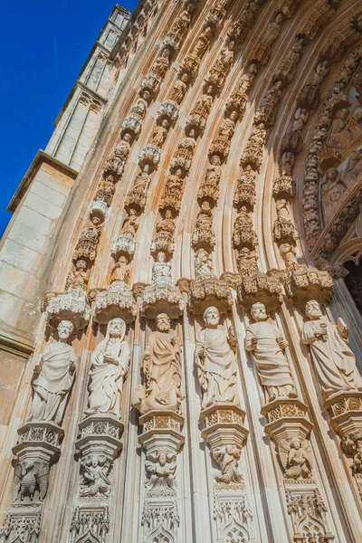 Batalha 'daki eski bir Portekiz manastırına rahatça gireceğiz.