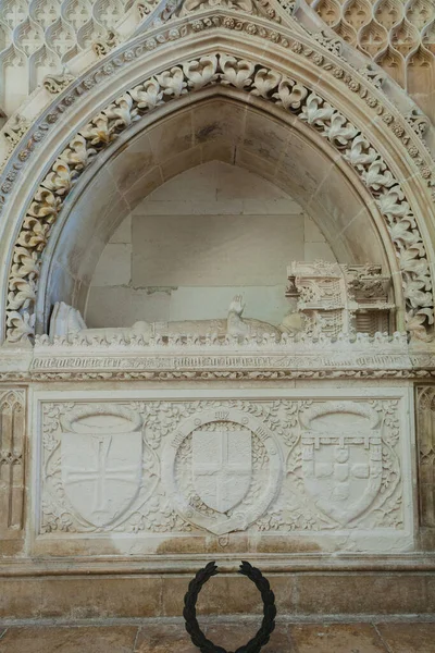 Eski bir Portekiz manastırında bir kralın mezarı.