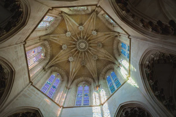 Kopule Síni Starověkého Portugalského Kláštera Noci — Stock fotografie