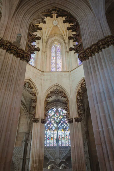 Målade Glasfönster Gränsen Med Gravar Kungar Ett Gammalt Portugisiskt Kloster — Stockfoto