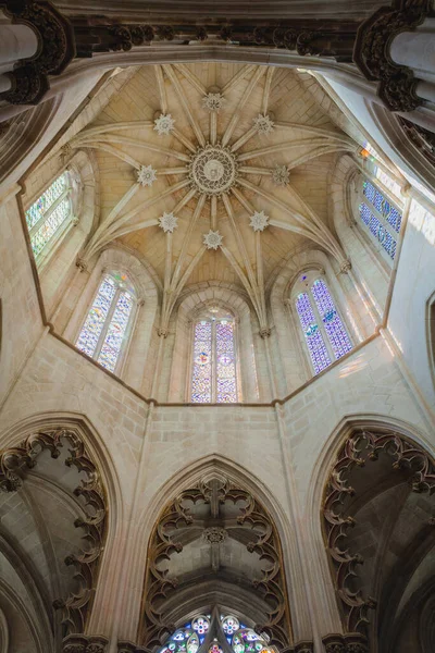 Kuppel Mit Buntglasfenstern Grenzbereich Mit Königsgräbern Einem Alten Portugiesischen Kloster — Stockfoto