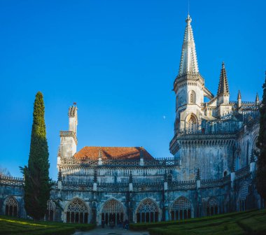 Eski bir Portekiz manastırının avlusunda, ön cephesi bas-reef dolu.