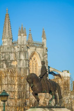 Eski bir Portekiz manastırının önündeki bir binicinin anıtı. Bas-yardım ile süslenmiş.
