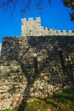 Sabah kulesi olan eski bir ortaçağ Portekiz kalesinde