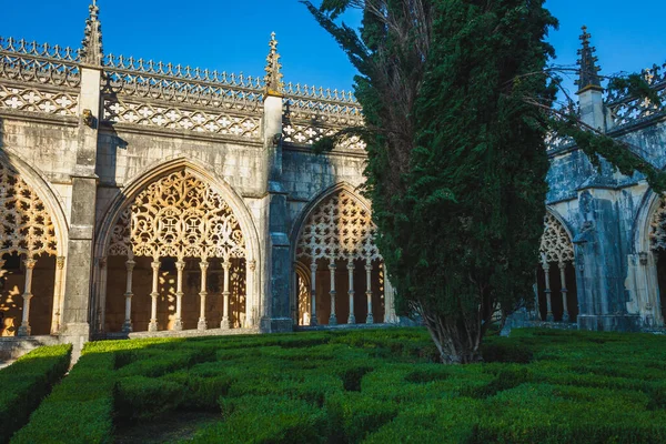 부조들이 뒤섞여 포르투갈 수도원의 마당에서 바라본 — 스톡 사진
