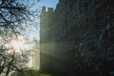 Eski bir ortaçağ Portekiz kale duvarında sisli bir sabah