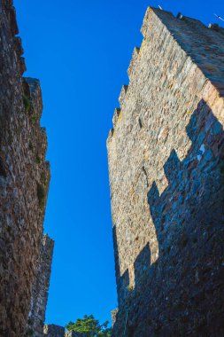 Portekiz kale duvarları arasında koridor