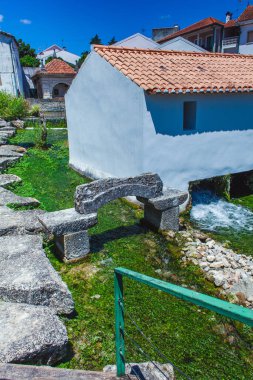 Portekiz 'in bir köyündeki derede antik bir su değirmeninin binası.