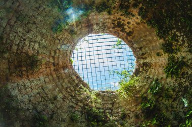 Eski bir Portekiz kireç fırınının içini dışını görmek