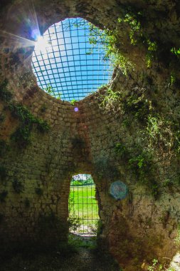 Eski bir Portekiz kireç fırınının içini dışını görmek