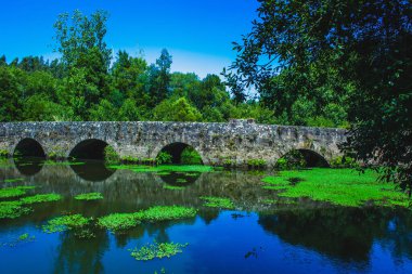 Yazın Portekiz 'deki göl boyunca antik ortaçağ taş köprüsü