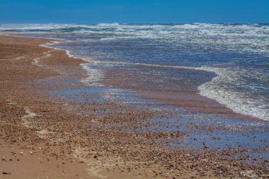 Portekiz sahillerinde güneşli bir günde Atlantik Okyanusu dalgaları