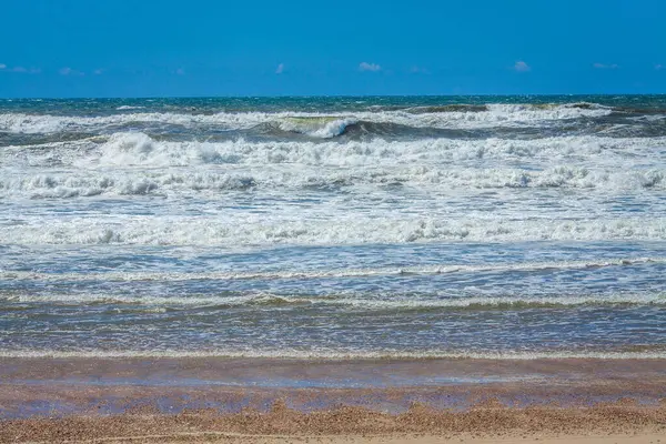 在一个阳光灿烂的日子里 葡萄牙海岸上的大西洋波涛 — 图库照片