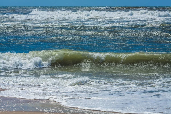 在一个阳光灿烂的日子里 葡萄牙海岸上的大西洋波涛 — 图库照片