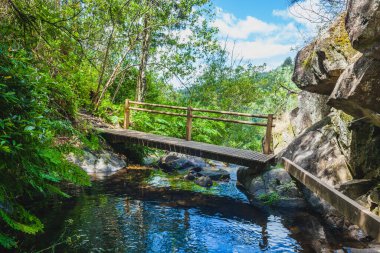 Portekiz 'in orta kesimindeki küçük bir dağ nehri üzerinde ahşap köprü.
