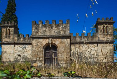 Yazın terk edilmiş küçük Portekiz kalesi