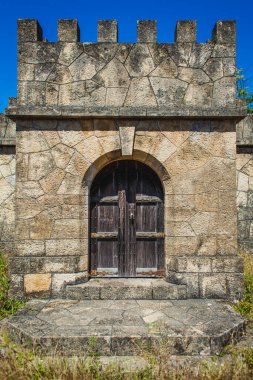Yazın terk edilmiş küçük Portekiz kalesi