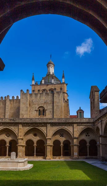 Güneşli, taştan bir fıskiyesi olan bir avlu, bir kemer tarafından çerçevelenir. Açık mavi gökyüzüne karşı sergilenen, fayanslı kubbeli tarihi bir bina.