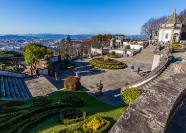 Tarihi bir taş terastan panoramik bir manzara, süslü merdivenler, canlı çiçek yataklarıyla dolu bahçeler ve berrak mavi gökyüzünün altındaki Braga şehrinin süpürücü manzarası, ziyaretçilerin manzaranın tadını çıkardıkları manzarayı gözler önüne seriyor..
