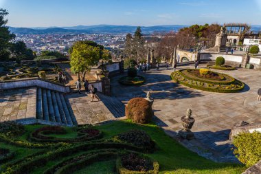 Tarihi bir taş terastan panoramik bir manzara, süslü merdivenler, canlı çiçek yataklarıyla dolu bahçeler ve berrak mavi gökyüzünün altındaki Braga şehrinin süpürücü manzarası, ziyaretçilerin manzaranın tadını çıkardıkları manzarayı gözler önüne seriyor..