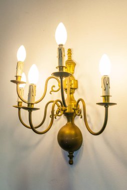 Biscainhos Müzesi. - Braga. Zarif, klasik tarzda pirinç bir duvar, beş kollu ve mum şeklindeki ampullerle sade bir duvara sıcak bir ışıltı saçar, klasik bir cazibe yayar ve arıtılmış iç tasarım..