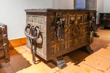 Biscainhos Müzesi. - Braga. Bu fotoğrafta, muhtemelen 17. ya da 18. yüzyıldan kalma, demir kaplı ağır bir göğüs veya donanma sandığı görülüyor. Göğüs, metal bantlarla güçlendirilmiş.