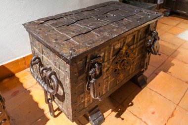 Biscainhos Müzesi. - Braga. Bu fotoğrafta, muhtemelen 17. ya da 18. yüzyıldan kalma, demir kaplı ağır bir göğüs veya donanma sandığı görülüyor. Göğüs, metal bantlarla güçlendirilmiş.