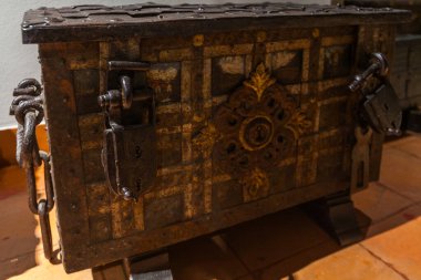 Biscainhos Müzesi. - Braga. Bu fotoğrafta, muhtemelen 17. ya da 18. yüzyıldan kalma, demir kaplı ağır bir göğüs veya donanma sandığı görülüyor. Göğüs, metal bantlarla güçlendirilmiş.