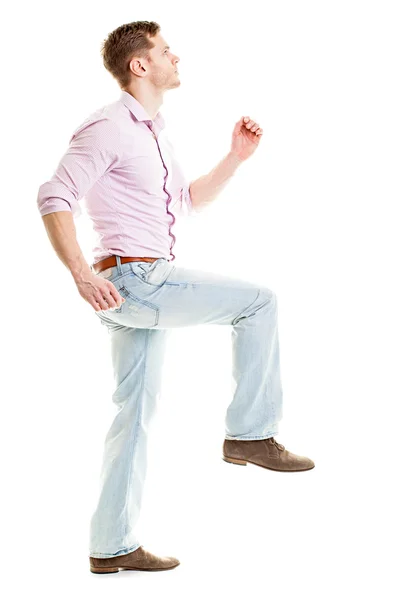 Jonge man die een stap - geïsoleerd op witte achtergrond — Stockfoto