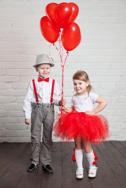 Ufak tutarak ve kalp balon toplama çocuklar. Sevgililer günü ve beyaz arka plan üzerinde aşk kavramı