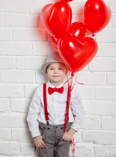 Giovane ragazzo che tiene un pallone a forma di cuore — Foto Stock