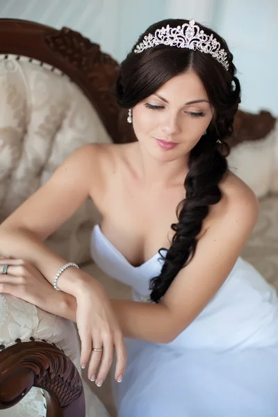 Portrait of a beautiful bride with a tiara on her head — Stock Photo, Image