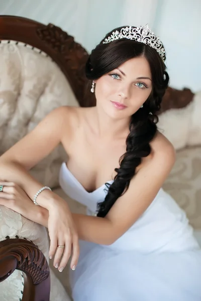 Portrait of a beautiful bride with a tiara on her head — Stock Photo, Image