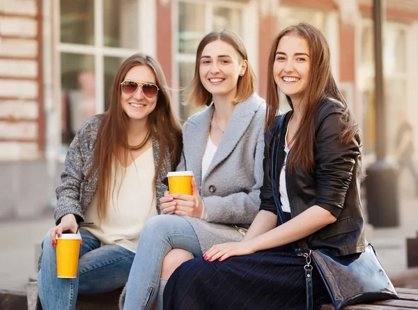 Tres mujeres jóvenes, mejores amigas sonriendo a la cámara — Foto de Stock