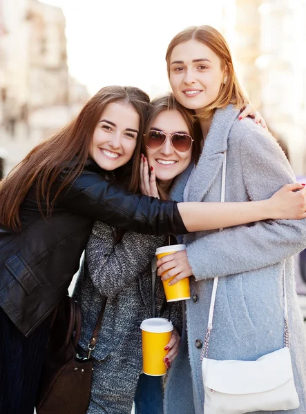 Tre unga kvinnor, bästa vänner ler mot kameran — Stockfoto