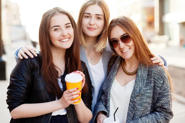 Tres mujeres jóvenes, mejores amigas sonriendo a la cámara — Foto de Stock