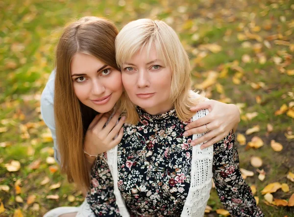 Primer plano retrato de madre e hija pequeña — Foto de Stock