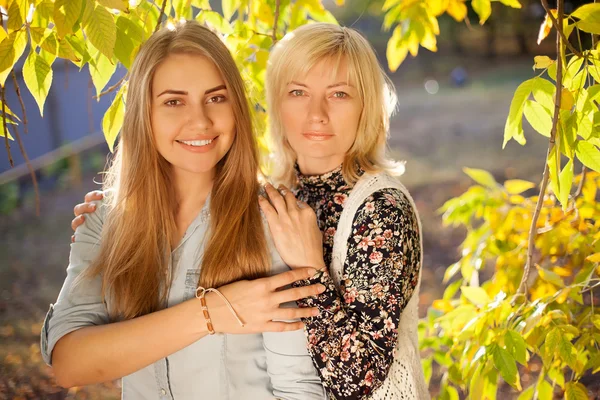 Primer plano retrato de madre e hija pequeña —  Fotos de Stock