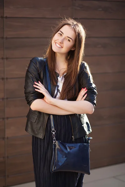 Retrato encantador de mulher muito sorridente, feliz elegante, menina glamour, cabelos escuros longos, emoções positivas, dentes brancos — Fotografia de Stock