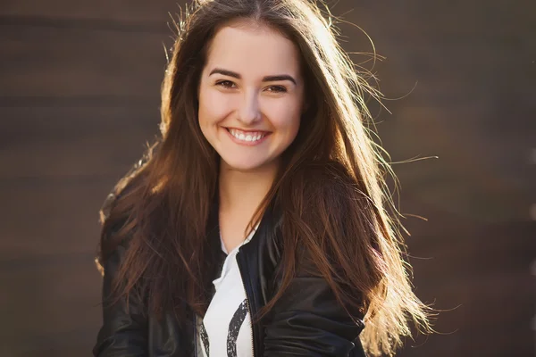 Precioso retrato de mujer bastante sonriente, feliz elegante, chica glamurosa, pelos largos y oscuros, emociones positivas, dientes blancos — Foto de Stock