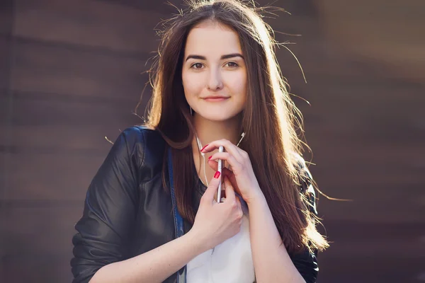 Jovem mulher hipster bonita ouvir música com fones de ouvido na cidade . — Fotografia de Stock