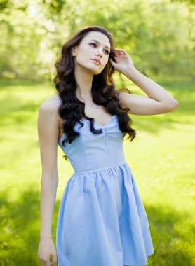 Güzel genç bir beyaz kadın açık bir portresi. Yumuşak güneşli renkleri.