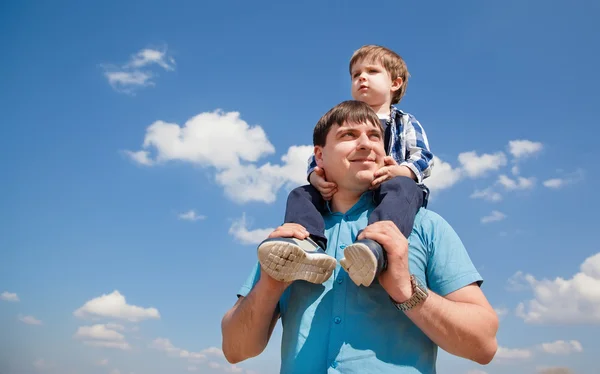 Unga fatherand en liten son på en himmel bakgrund — Stockfoto