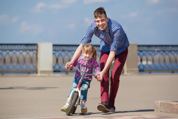 Padre enseñando a la hija a montar en bicicleta — Foto de Stock