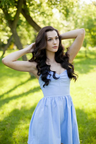 Egy tavaszi kert egy gyönyörű fiatal kaukázusi nő portréja. — Stock Fotó