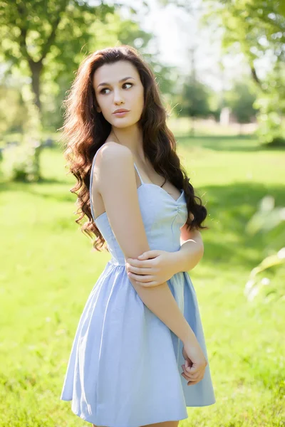 Retrato de uma bela jovem mulher caucasiana em um jardim de primavera . — Fotografia de Stock