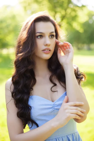 Vacker kvinna med långt hår, skönhet, hår och eco kosmetologi. — Stockfoto